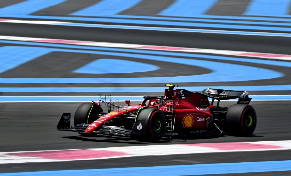 L'Espagnol Carlos Sainz Jr, au volant de sa Ferrari, lors de la 1ère séance d'essais du Grand Prix de France de Formule 1, le 22 juillet 2022 au Castellet