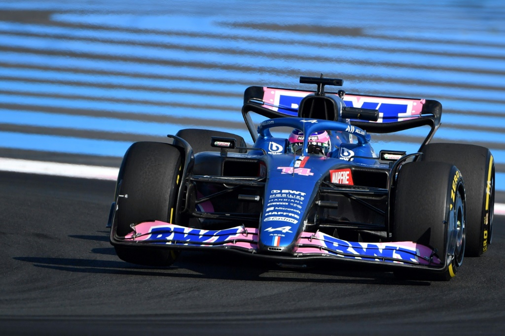 L'Espagnol Fernando Alonso, au volant de son Alpine, lors de la seconde séance d'essais du Grand Prix de France de Formule 1, le 22 juillet 2022 au Castellet