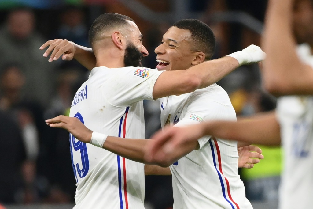 La joie des attaquants Karim Benzema et Kylian Mbappé, après la victoire de la France en finale de la Ligue des nations face à l'Espagne (2-1), le 10 octobre 2021 au Stade San Siro à Milan