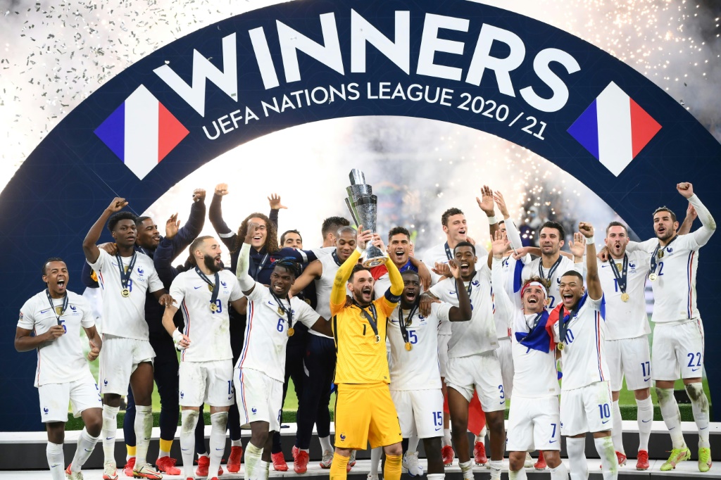 La joie des joueurs français, après avoir remporté la Ligue des nations en battant en finale l'Espagne (2-1), le 10 octobre 2021 au Stade San Siro à Milan