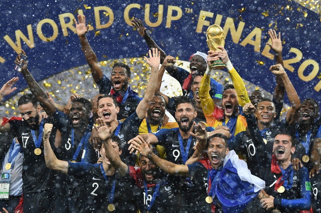 Les Français célèbrent leur titre de champions du monde, après avoir battu la Croatie, 4-2 en finale, le 15 juillet 2018 à Moscou