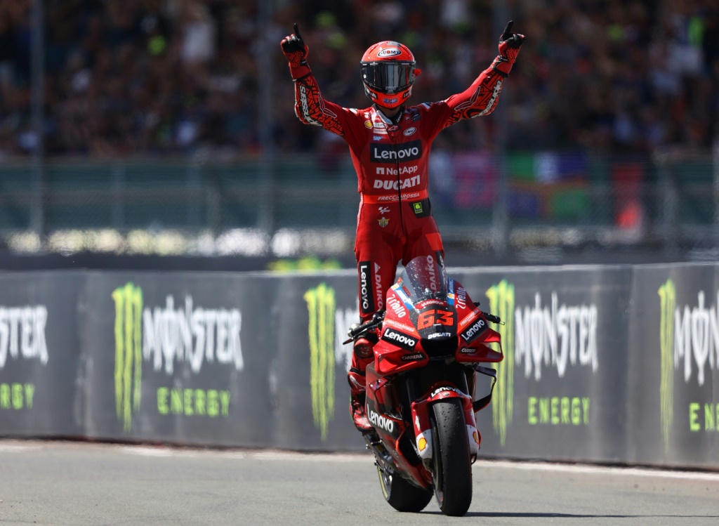 L'Italien Francesco Bagnaia célèbre sa victoire lors du Grand Prix MotoGP de Grande-Bretagne dimanche