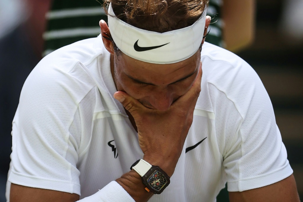 Rafael Nadal à un changement de côté pendant son quart de finale à Wimbledon contre l'Américain Taylor Fritz le 6 juillet 2022 à Londres