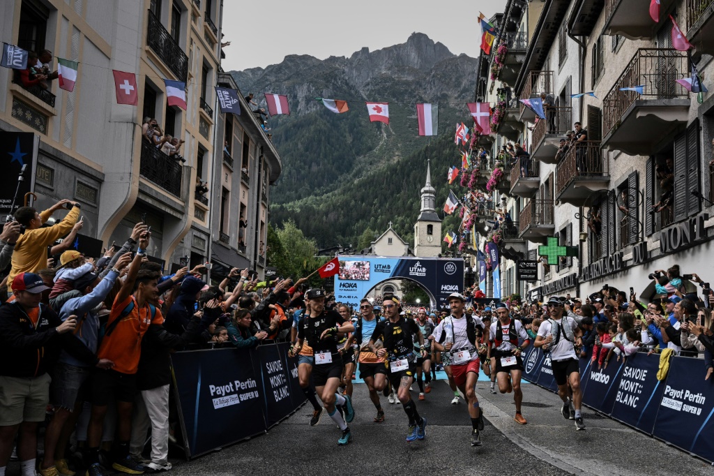 Les coureurs prennent le départ de l'Ultra-Trail du Mont-Blanc  (UTMB)