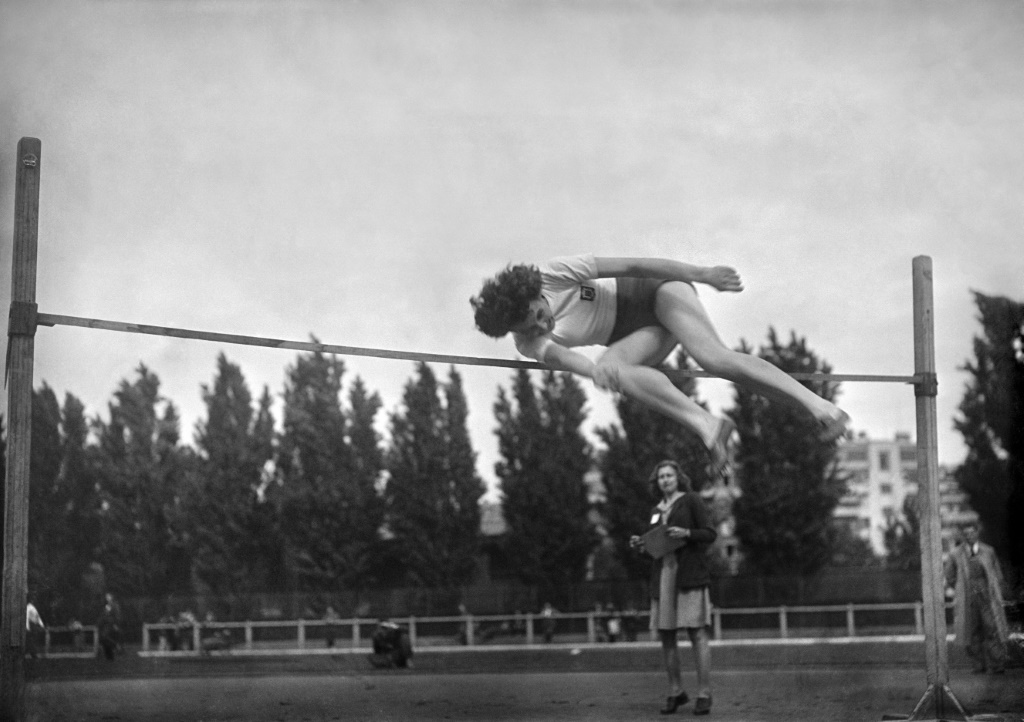 Photo non datée d'une sportive participant à une compétition de saut en hauteur