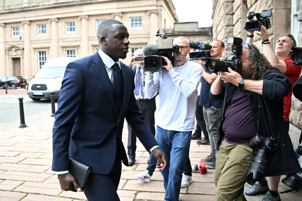 Le champion du monde de football Benjamin Mendy arrive au tribunal de Chester