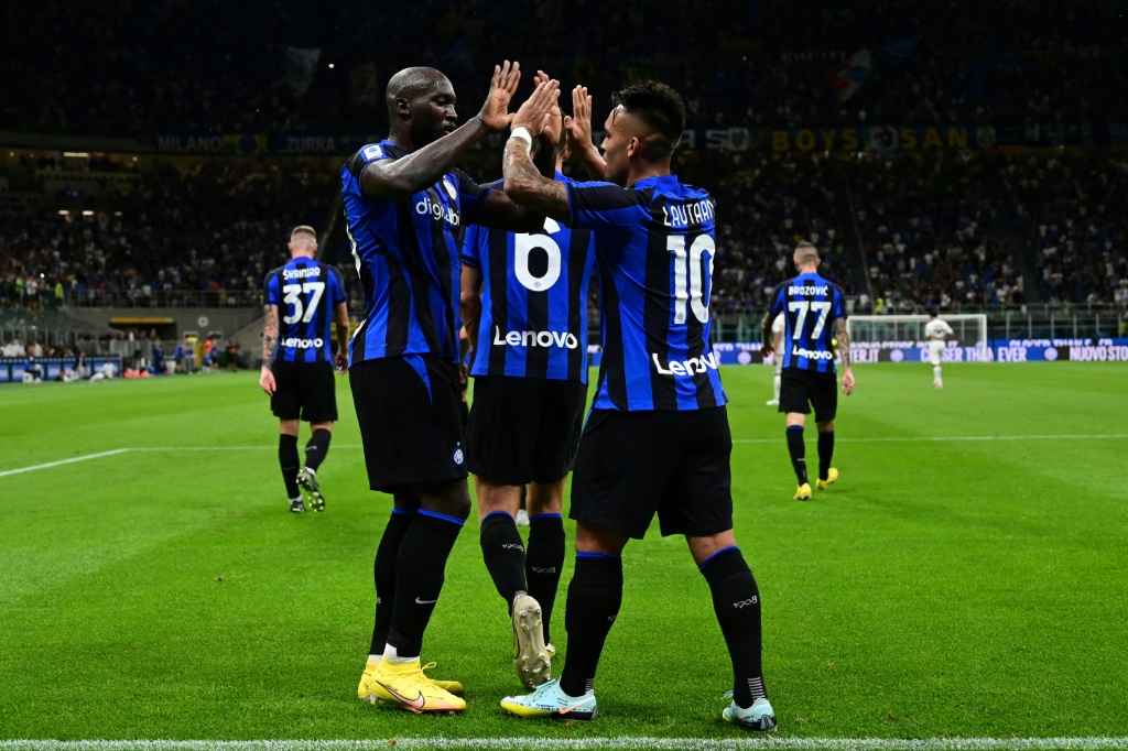 Les joueurs de l'Inter Milan Lautaro Martinez (droite) et Romelu Lukaku célèbre le premeir but de leur équipe face à la Spezia lors du match de la 2e journée de la Serie A