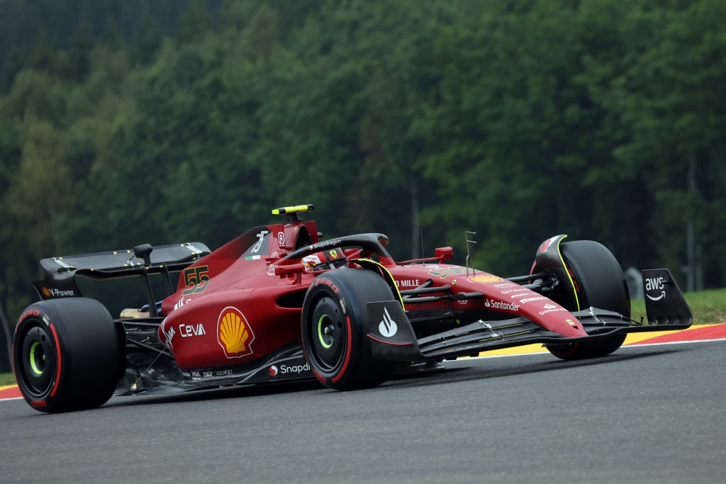 Carlos Sainz au volant de sa Ferrari lors des essais du GP de Belgique à Spa-Francorchamps