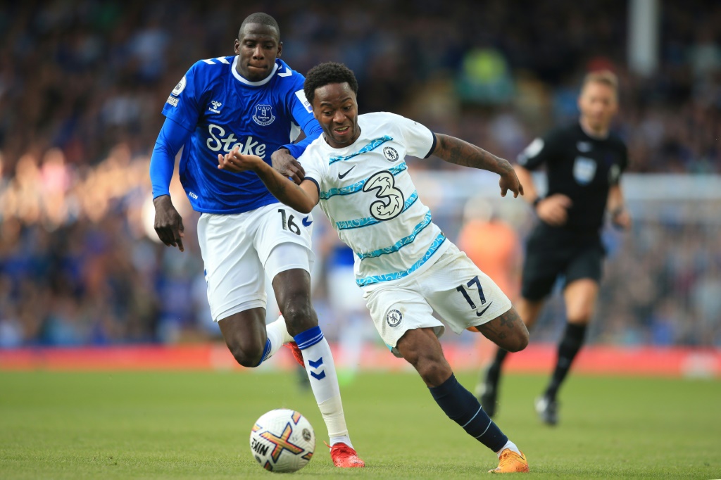 Raheem Sterling à la lutte avec le milieu d'Everton Abdoulaye Doucouré lors de ses débuts officiels avec Chelsea à Goodison Park
