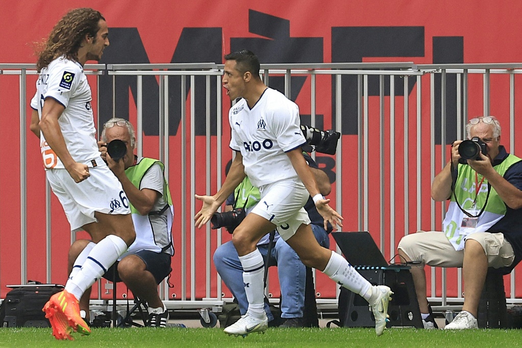La joie de l'attaquant chilien de Marseille Alexis Sanchez (à droite) après son but contre Nice