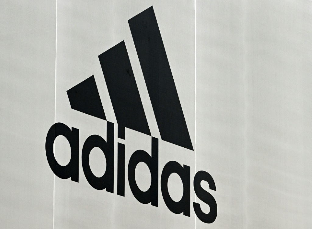 Le logo de l'équpementier sportif allemand Adidas sur une boutique à proximité de son siège à Herzogenaurach