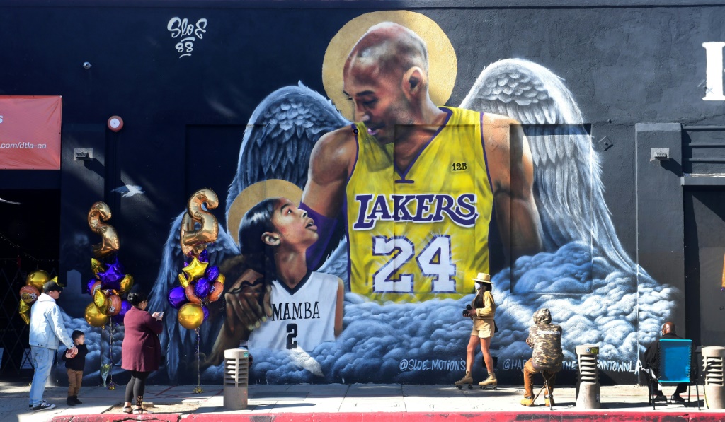 Une fresque géante représentant Kobe Bryant et sa fille avec des ailes d'anges