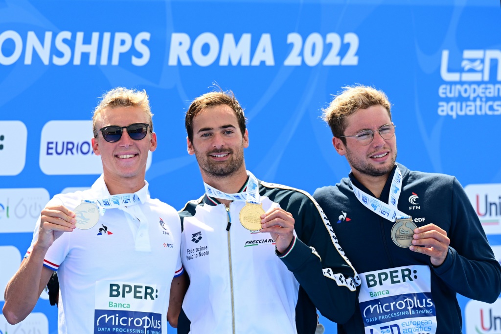 Le podium du 10 km en eau libre avec un doublé français Marc-Antoine Olivier (lunettes) et Logan Fontaine autour de l'Italien Domenico Acerenza