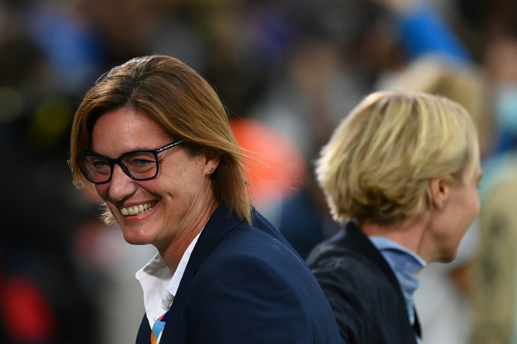La sélectionneuse française Corinne Diacre (G) lors de la demi-finale de l'Euro-2022 féminin contre l'Allemagne