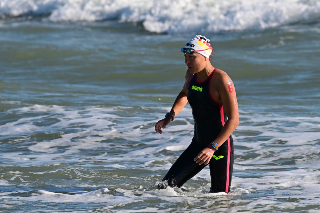 La nageuse allemande Elea Linka sort de l'eau après l'arrêt de l'épreuve du 25 km en eau libre en raison des mauvaises conditions meteo