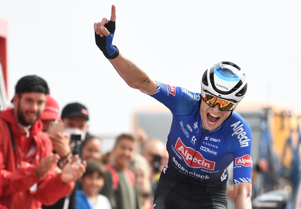 Le coureur d'Alpecin Jay Vine vainqueur de la 8e étape de La Vuelta au sommet de Collau Fancuaya