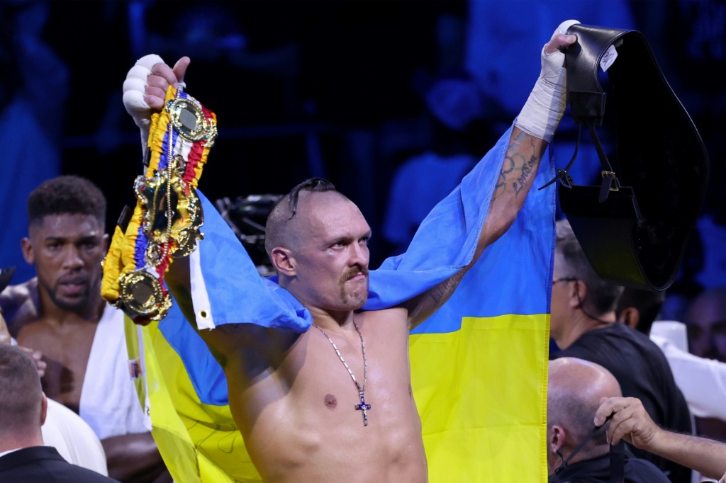 Le boxeur ukrainien Oleksandr Usyk célèbre sa victoire contre le Britannique Anthony Joshua à la King Abdullah Sports City Arena de Jeddah