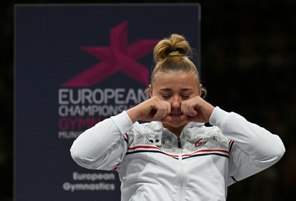 Lorette Charpy émue aux larmes après sa médaille de bronze aux barres asymétriques aux Championnats d'Europe de Munich