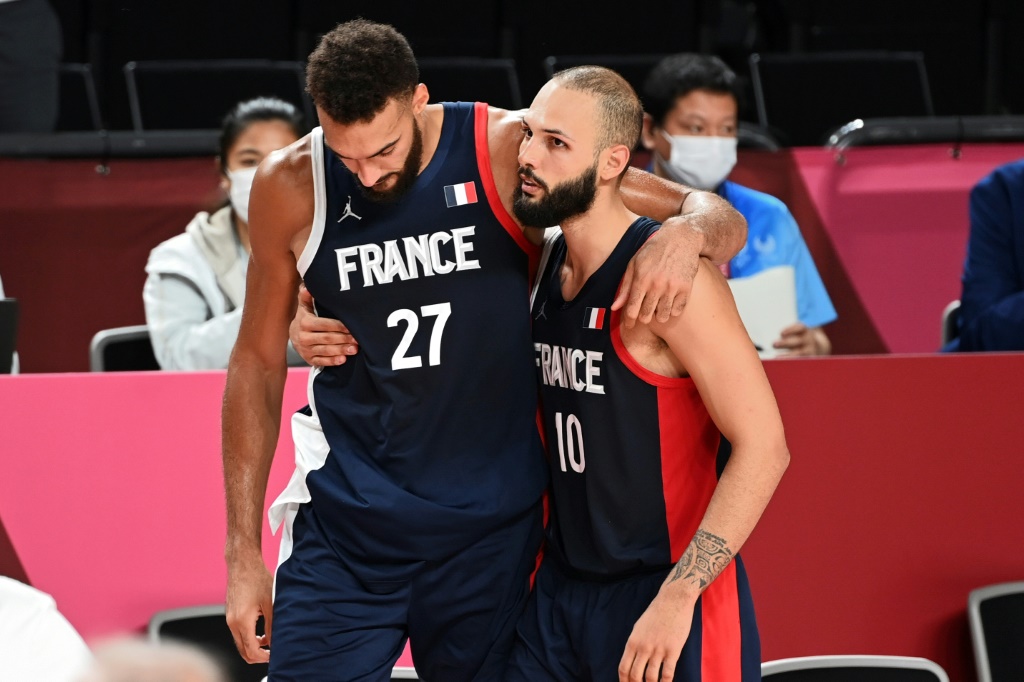 Les Français Rudy Gobert et Evan Fournier lors d'une rencontre face aux Etats-Unis pendant les Jeux olympiques