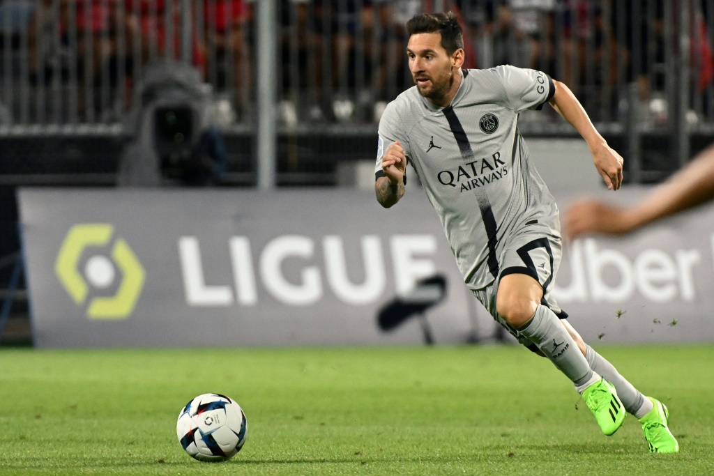 Lionel Messi avec Paris contre Clermont Foot au stade Gabriel-Montpied