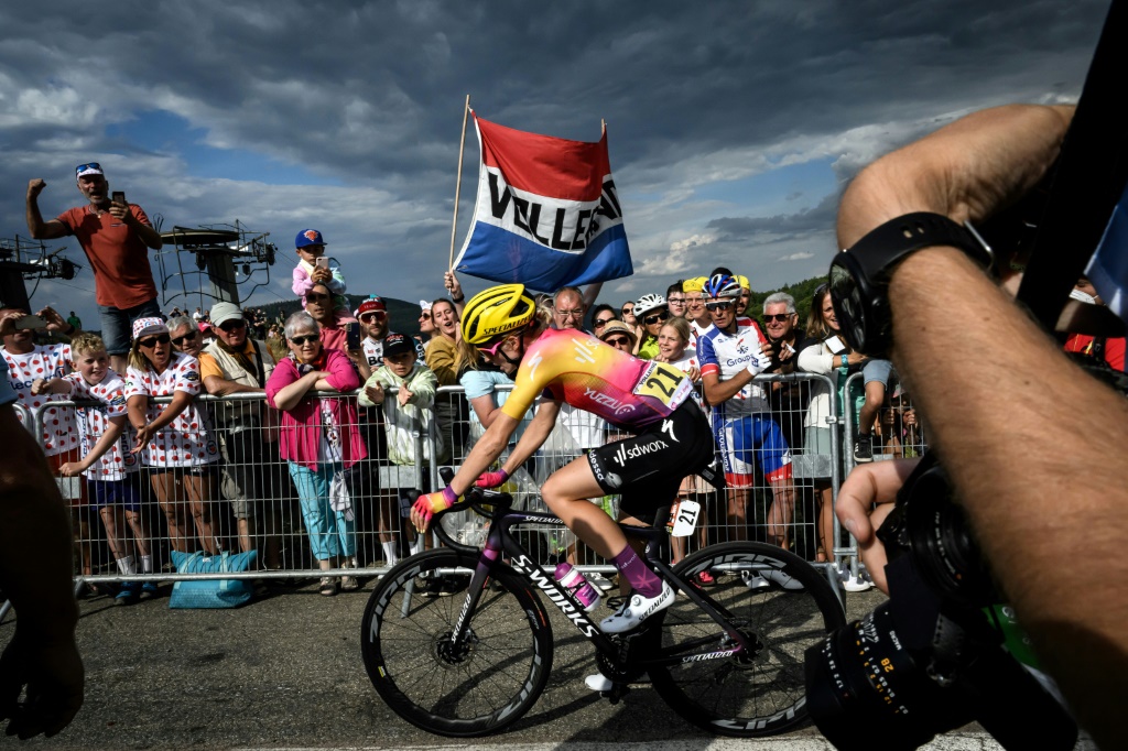 Les amoureux du Tour de France féminin suivent l'arrivée des coureuses au Markstein