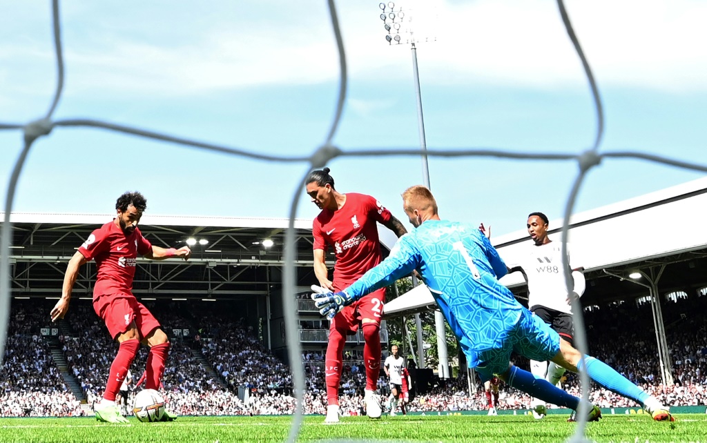 L'attaquant international égyptien de Liverpool Mohamed Salah (G) conclut l'action permettant aux Reds d'accrocher le nul (2-2) sur le terrain de Fulham