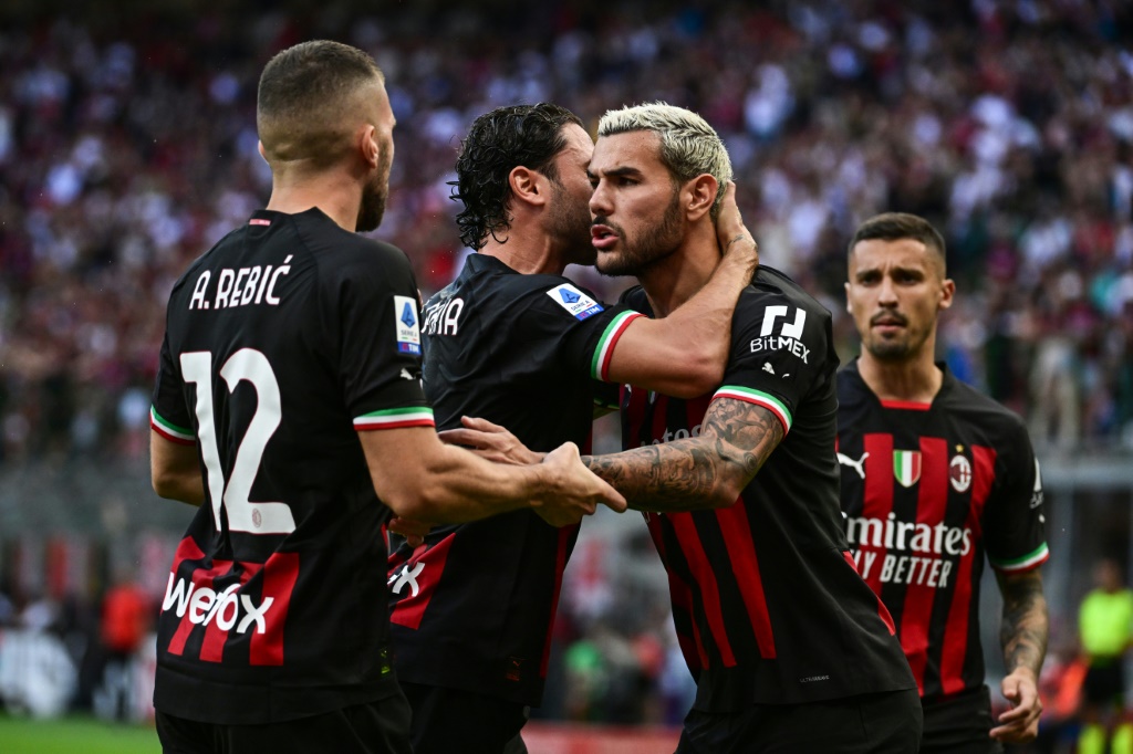 Le défenseur français Theo Hernandez félicité par ses coéquipiers de l'AC Milan après son penalty réussi contre l'Udinese