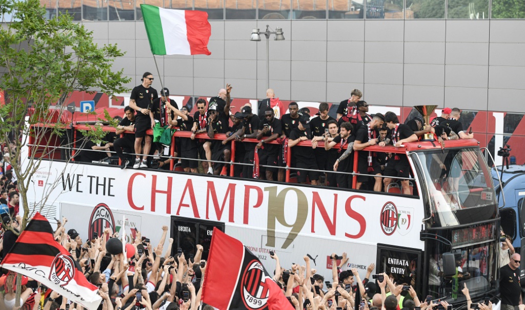 Les joueurs de l'AC Milan paradent à bord d'un bus à impériale avec le trophée de champion d'Italie de football