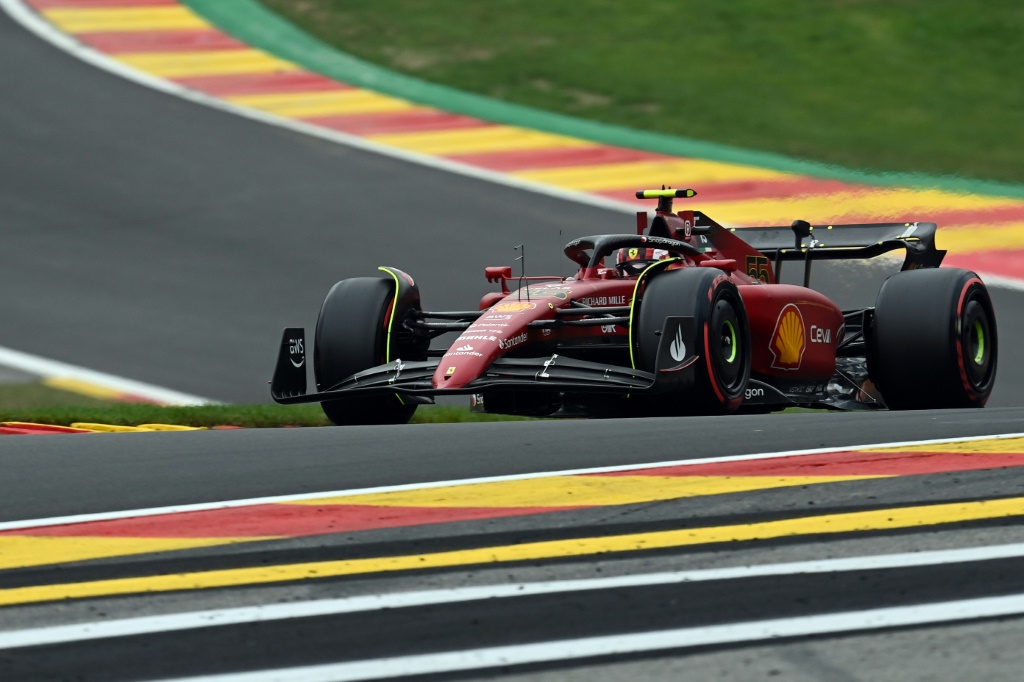 Carlos Sainz au volant de sa Ferrari en qualification pour le GP de Belgique à Spa-Francorchamps