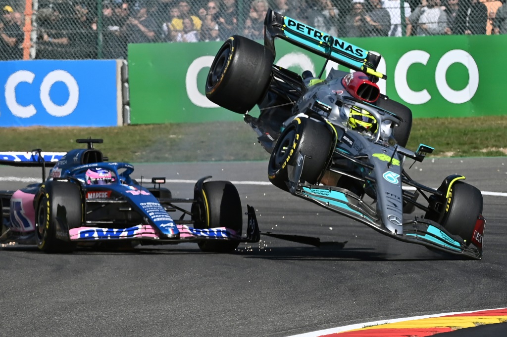 La Mercedes de Lewis Hamilton (dans les airs) en collision avec l'Alpine de Fernando Alonso le 28 août 2022 dans le premier tour du Grand Prix de Belgique F1. Le pilote britannique