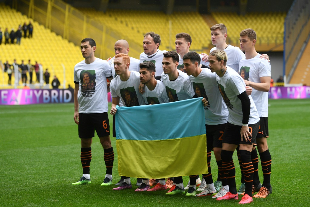 Les joueurs du Shakhtar Donetsk posent avec un drapeau ukrainien avant un match de charité contre Fenerbahçe