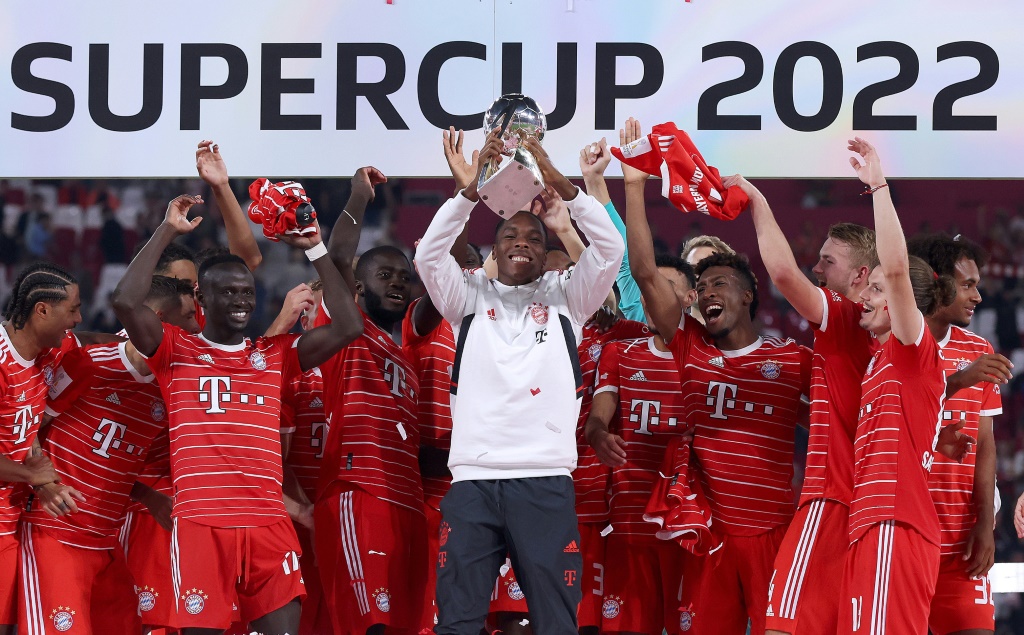 Mathys Tel soulève le trophée remporté par ses coéquipiers du Bayern en Supercoupe sur la pelouse du RB Leipzig