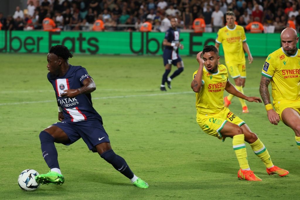 L'attaquant du Paris-SG Arnaud Kalimuendo balle aux pieds lors du trophée des Champions contre le FC Nantes dans le Bloomfield Stadium de Tel Aviv en Israël le 31 juillet 2022