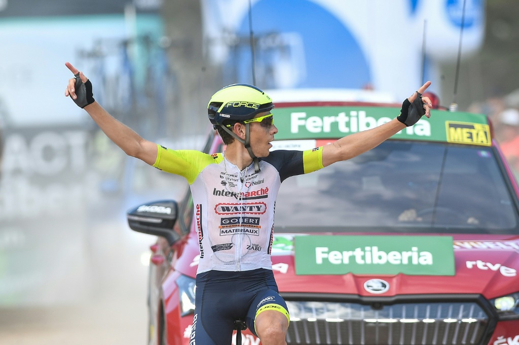 Le coureur d'Intermarché Louis Meintjies vainqueur de la 9e étape de La Vuelta au sommet du col des Praeres