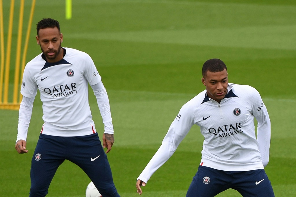 Les attaquants du PSG Neymar et Kylian Mbappé lors d'un entraînement