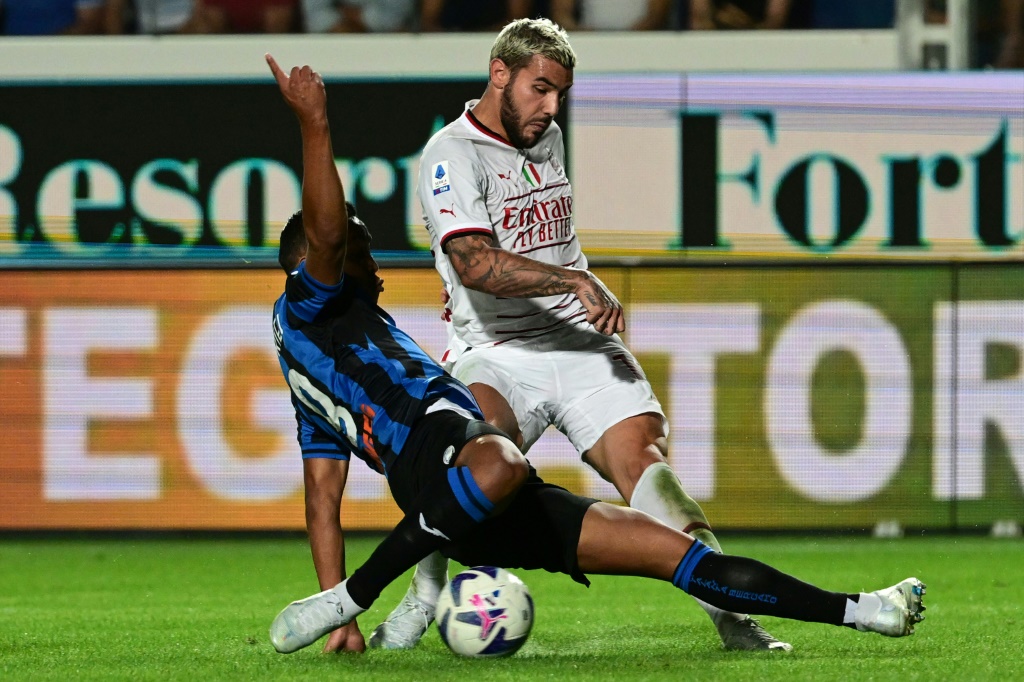 L'attaquant colombien de l'Atalanta Luis Muriel (gauche) tacle le défenseur de l'AC Milan Theo Hernandez lors du match de la 2e journée de Serie A