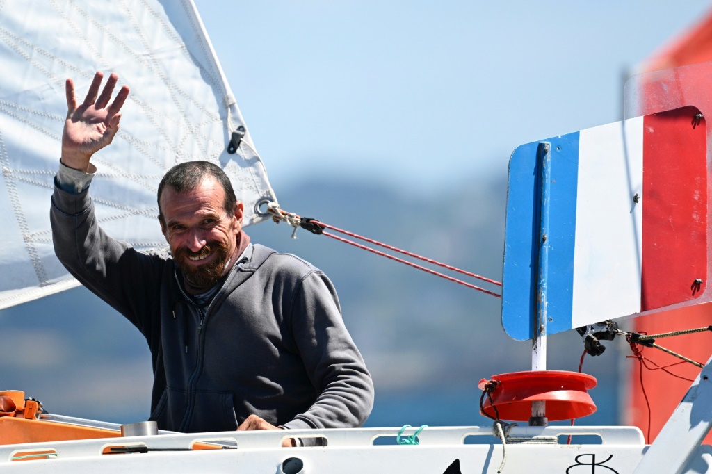 Le navigateur breton Yann Quénet arrive le 2 août 2022 à Trébeurden (Côtes d'Armor)