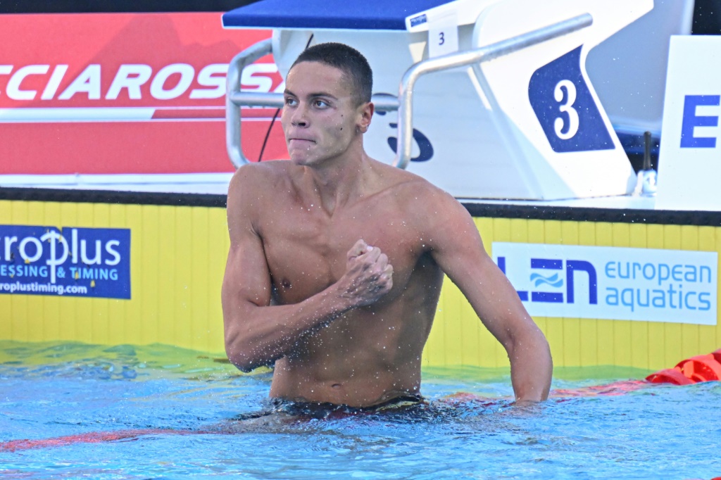 Le Roumain David Popovici après avoir remporté la finale du 100 mètres nage libre et réalisé un nouveau record du monde sur la distance en 46.86 secondes lors des Championnats d'Europe de natation à Rome le 13 août 2022