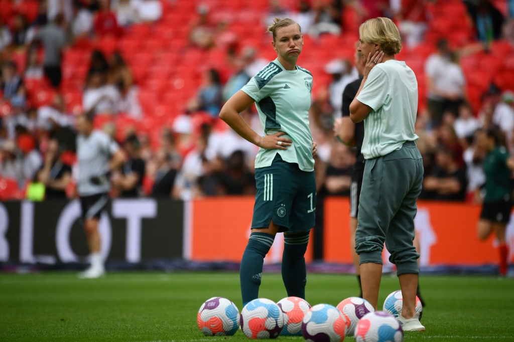 La capitaine de l'Allemagne Alexandra Popp échange avec sa  coach Martina Voss-Tecklenburg au sujet de sa blessure juste avant la finale contre l'Angleterre à Wembley