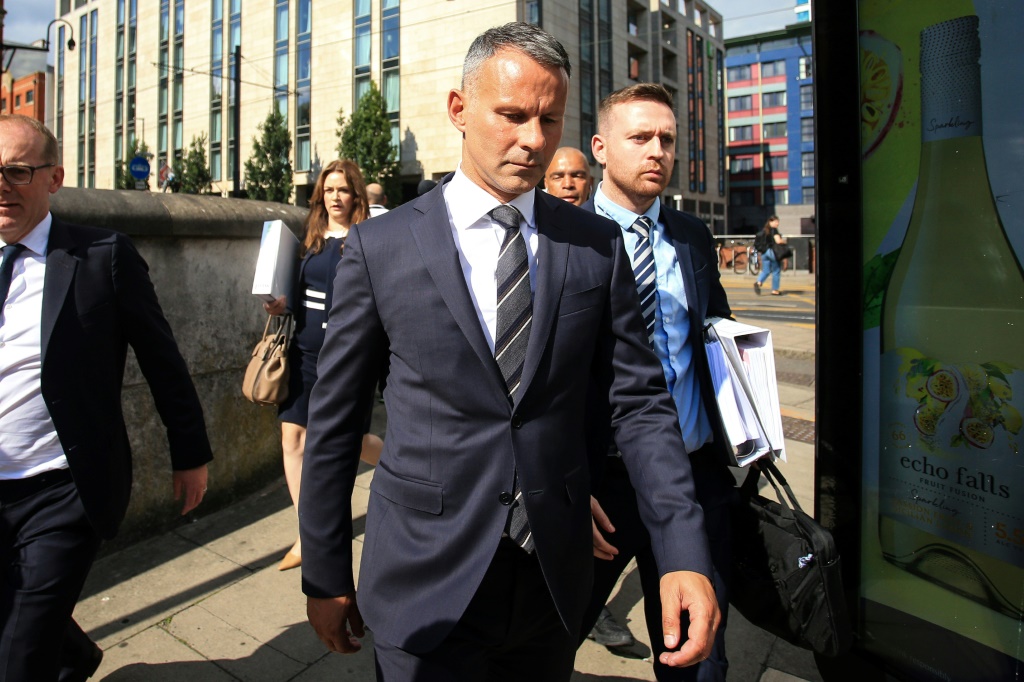 L'ex-star de Manchester United Ryan Giggs jugé pour violences conjugales quitte le tribunal de Manchester  le 8 août 2022