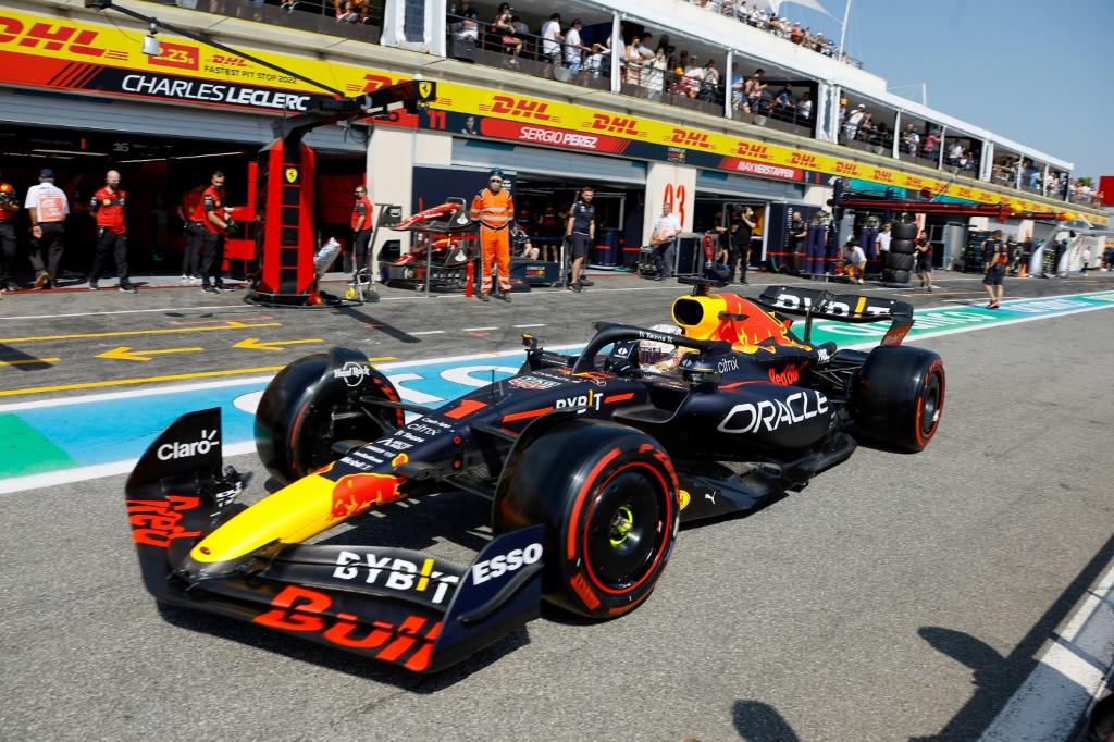 Le pilote néerlandais Max Verstappen (Red Bull) quitte les stands pendant les qualifications du Grand Prix de France de F1