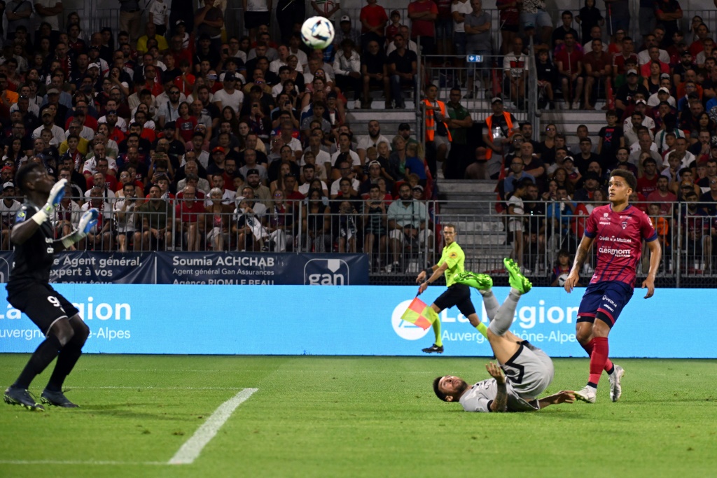 L'attaquant argentin Lionel Messi marque d'un retourné le 5e but du PSG