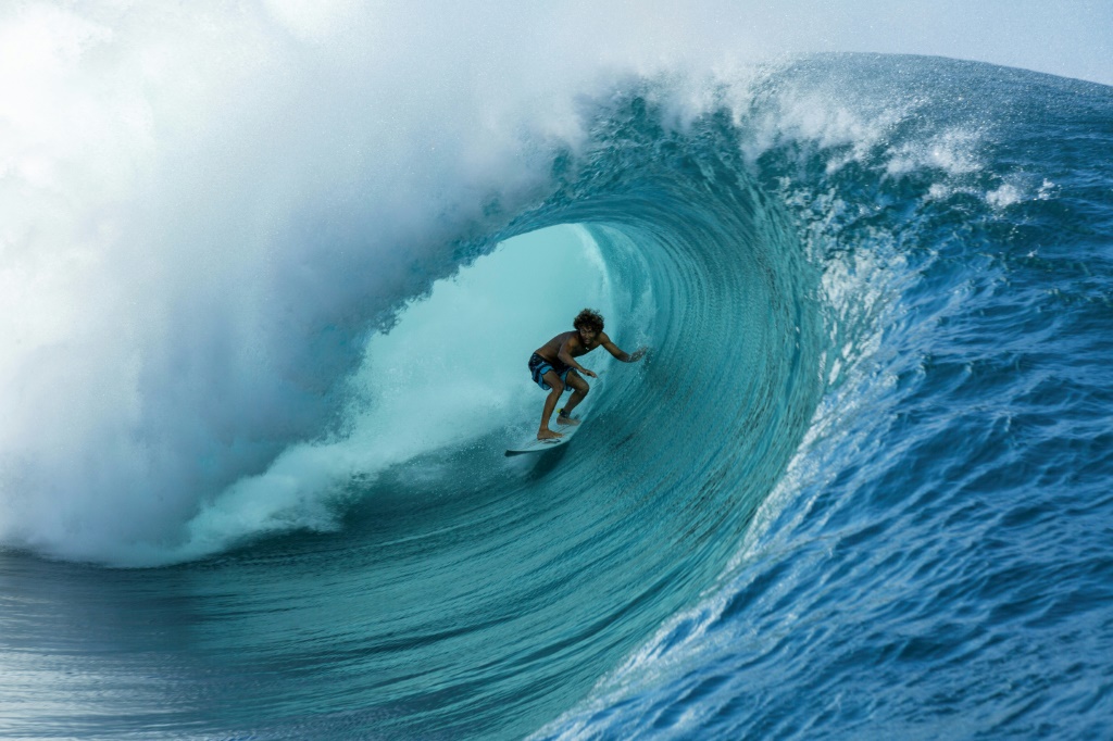 Le Tahitien Matahi Drollet dans la vague de Teahupoo