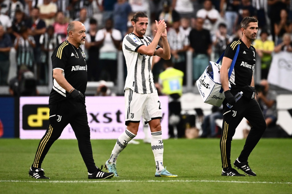 Le milieu franças de la Juventus Adrien Rabiot quitte la pelouse sur blessure contre l'AS Rome