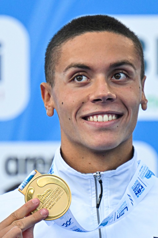 Le jeune Roumain David Popovici pose avec sa médaille d'or de champion d'Europe du 100 m nage libre après avoir battu le record du monde sur la distance le 13 août 2022 à Rome