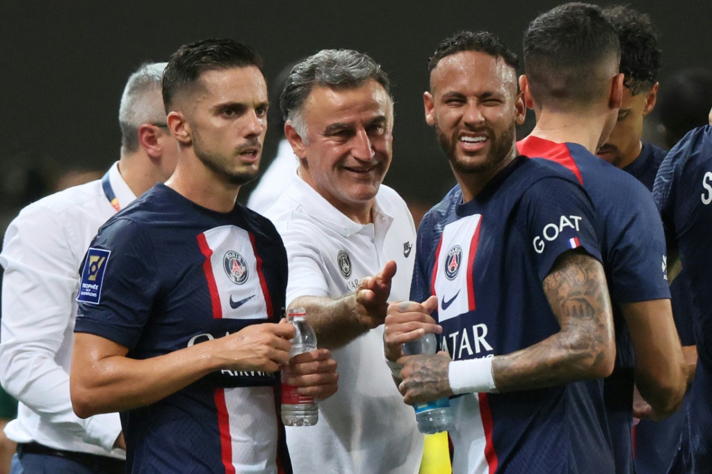 L'entraîneur du PSG Christophe Galtier donne ses consignes à Pablo Sarabia et Neymar lors du Trophée des champions