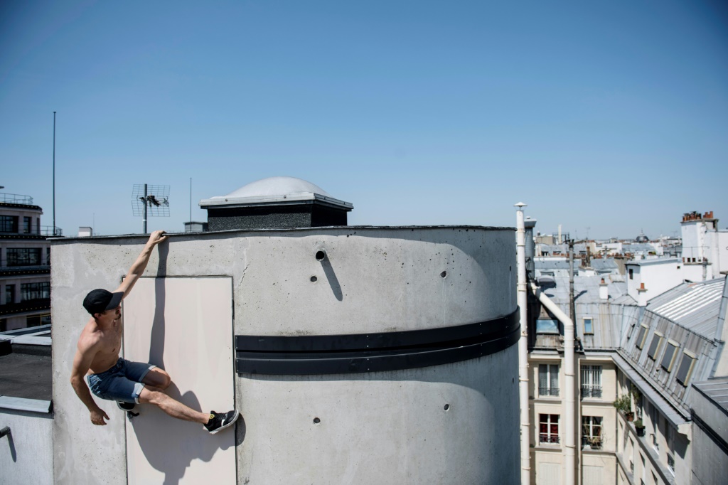 Le Français Charles Poujade, lors d'un entraînement de parkour, le 19 juillet 2022 sur les toits de Paris