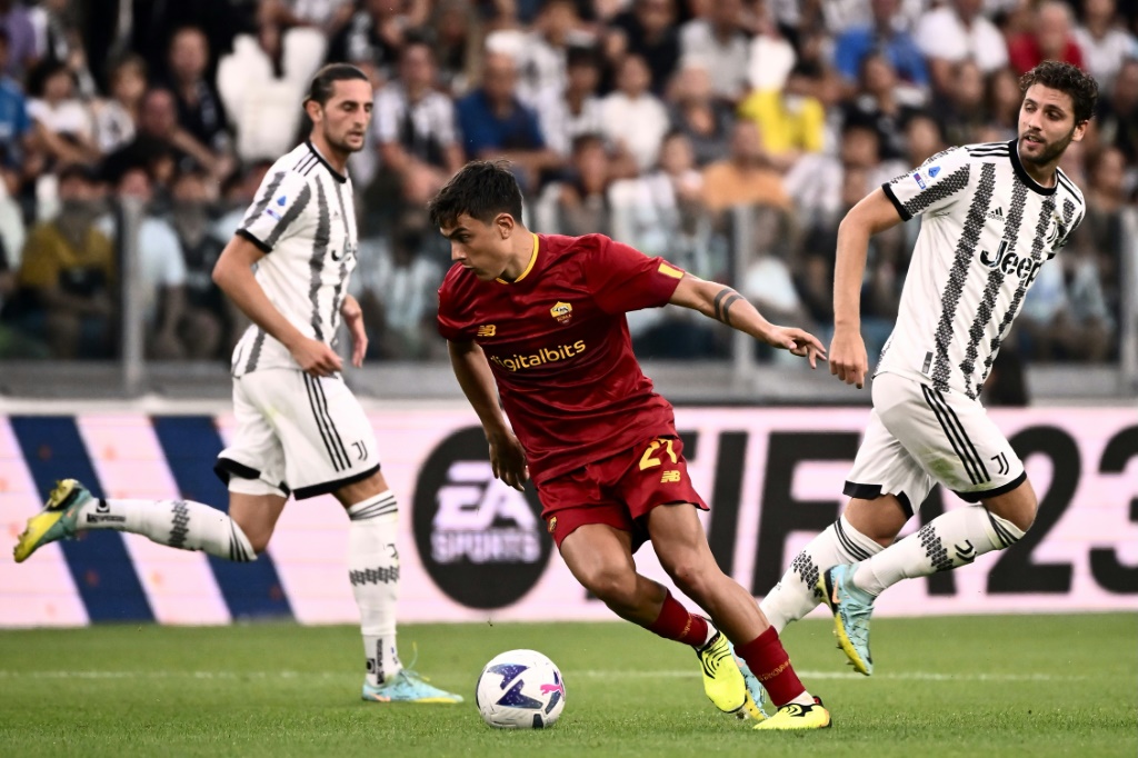 La recrue de l'AS Roma Paulo Dybala en débordement contre la Juventus, le 27 août 2022 à Turin
