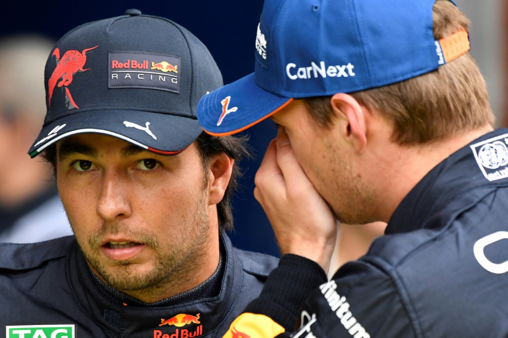 Les pilotes Red Bull Max Verstappen (à droite) et Sergio Pérez échangent après les essais qualificatifs du GP de Belgique à Spa-Francorchamps, le 27 août 2022