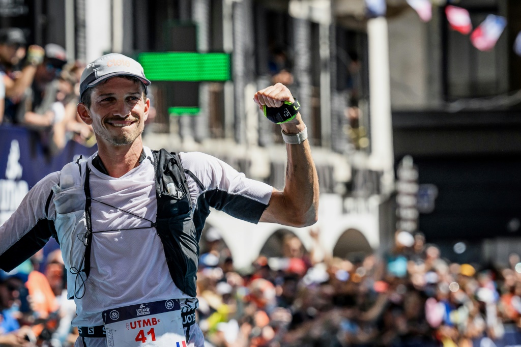 Le Français Mathieu Blanchard finit 2e de l'Ultra-Trail du Mont-Blanc (UTMB), à Chamonix, le 27 août 2022